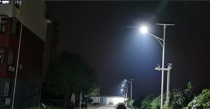 太陽(yáng)能路燈為什么白天亮