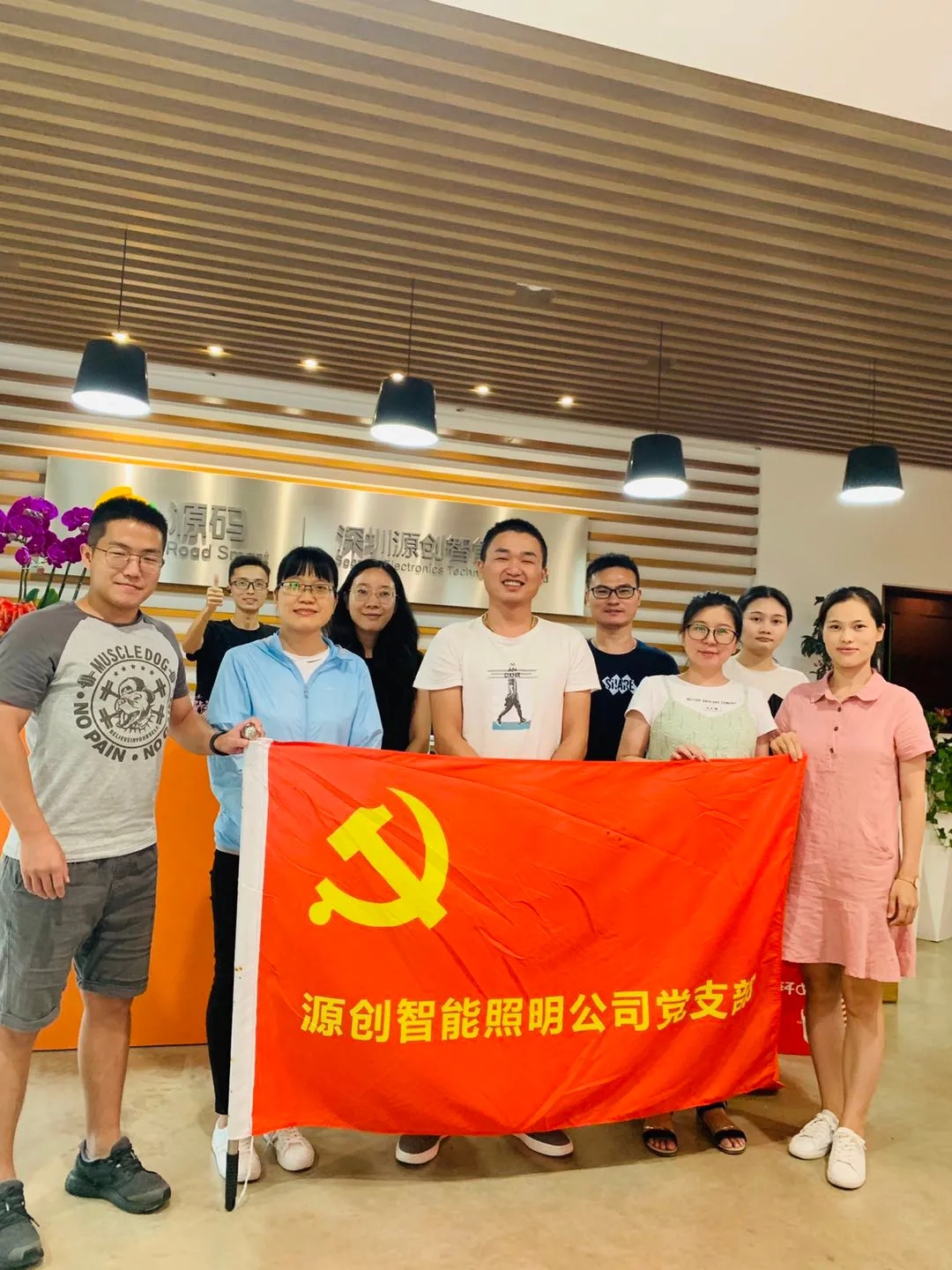 喜逢中秋加國慶，月圓家圓就團圓